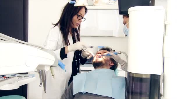 Dentista femenina en el trabajo — Vídeo de stock