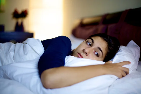 Mujer triste en la cama sintiéndose sola — Foto de Stock