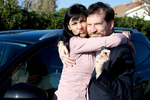 Pareja feliz acaba de comprar nuevo coche SUV — Foto de Stock