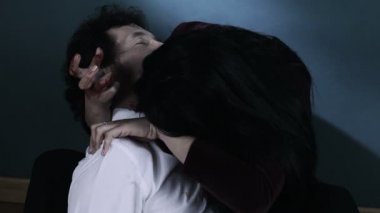 Güzel kadın vampir kan emme