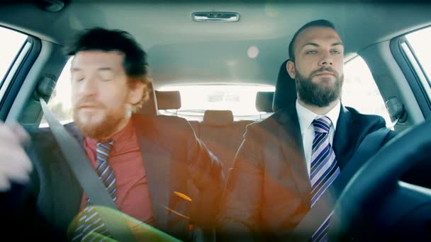 Dos hombres de negocios enojados en coche — Vídeos de Stock