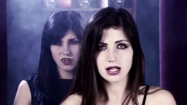 Öfkeli kadın vampirler portresi