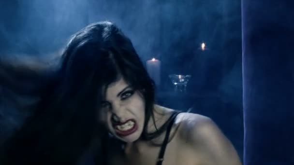 Belle femme vampire sensuelle en colère 