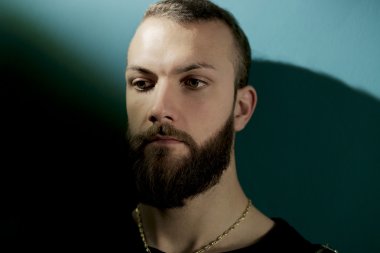 Adam dalgın ve düşünceli portre