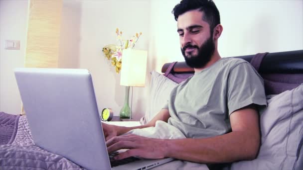 Feliz joven en la cama — Vídeos de Stock