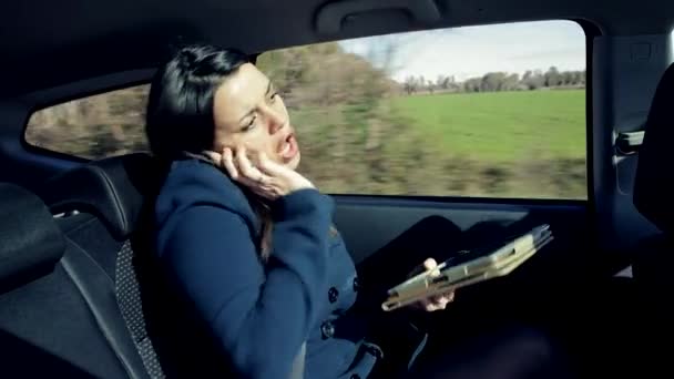 Geschäftsfrau wütend im Auto — Stockvideo