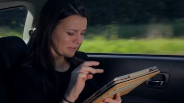 tablet üzerinde oynayan kadın