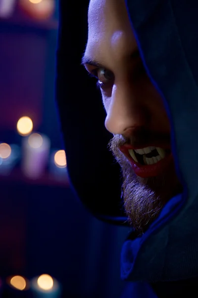 Açık ağız ile korkunç kızgın vampir