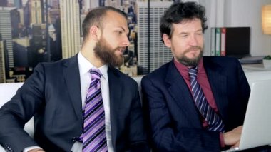 İki yakışıklı iş adamı