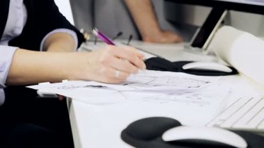 Harita arıyorum ofiste iki mimarlar