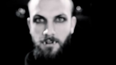 Yakışıklı zarif vampir