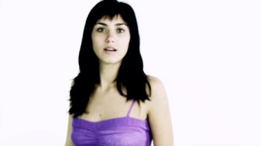 Kadın çok kızgın konuşuyor