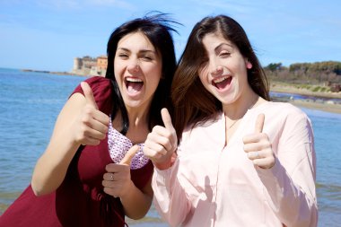 mutlu gülümseyen genç kadınlar