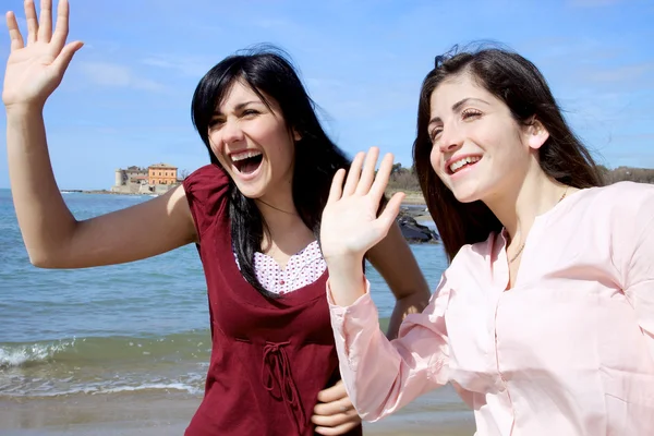 Dos chicas saludando — Foto de Stock