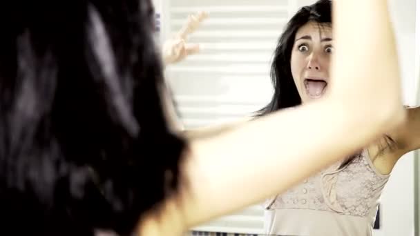Žena zoufalé podpaží vlasy — Stock video
