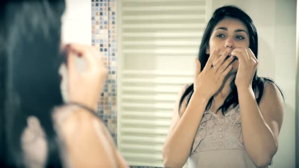 Жінка їде божевільно видаляючи вуса — стокове відео