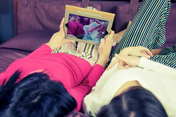 Happy girlfriends in bed taking selfie with tablet funny — Stock Photo, Image