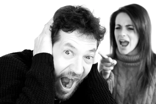Un uomo che grida spaventato per la moglie che gli urla contro — Foto Stock