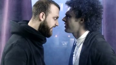 İki yakışıklı erkek vampir
