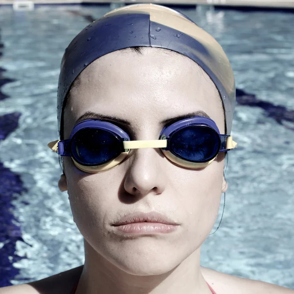 Retrato de linda nadadora feminina pronta para jogos olímpicosF — Fotografia de Stock