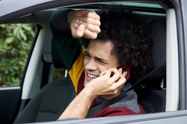 Hombre teniendo un accidente con el coche hablando por teléfono — Foto de Stock