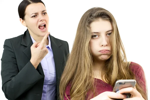 Jonge vrouwelijke tiener verveeld van boos moeder — Stockfoto