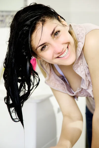 Wanita muda bahagia dengan rambut basah tersenyum tampak kamera — Stok Foto