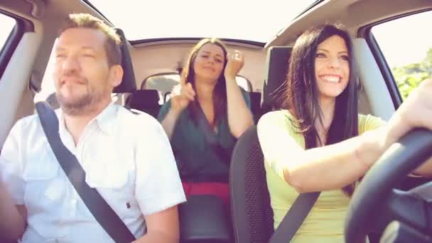 Mulheres e homens dançando no carro — Vídeo de Stock