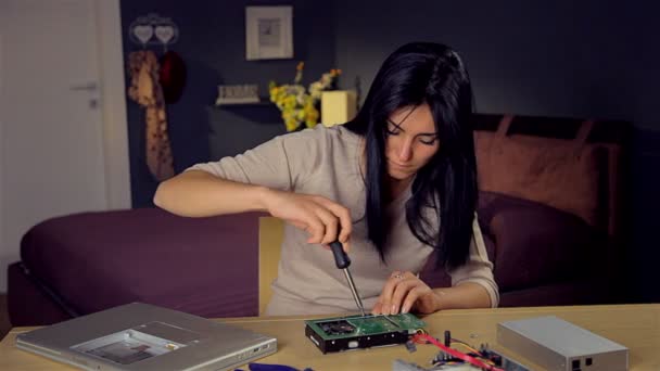 Mujer tratando de arreglar el disco duro — Vídeos de Stock