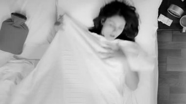 Yatakta genç bir kadın