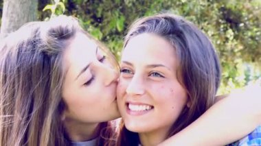 İki mutlu genç arkadaş portresi