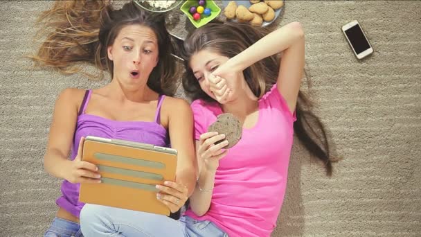 Funny female teenagers — Stock Video