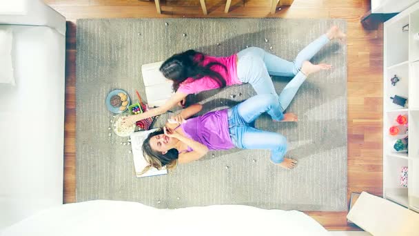Dwie blond nastolatki relaks w domu — Wideo stockowe