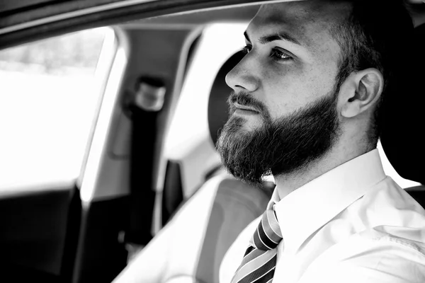 Retrato en blanco y negro del hombre de negocios triste sentado en el pensamiento del coche —  Fotos de Stock