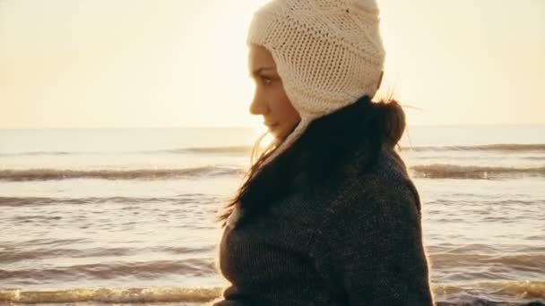 Mujer en puesta de sol sonriendo — Vídeos de Stock