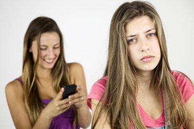 kadın genç kız çok üzgün cep telefonu ile gülüyor