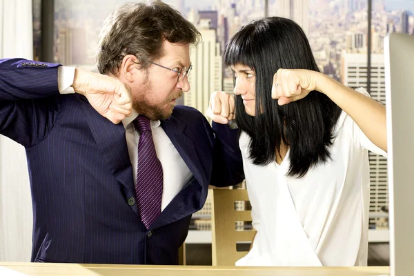 Geschäftsleute im Büro kämpfen — Stockfoto