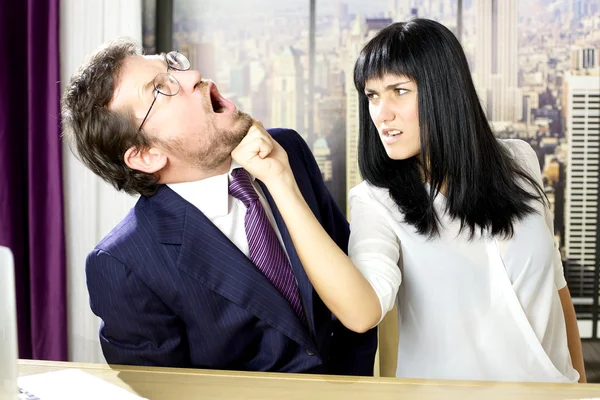 Mujer de negocios infeliz golpeando jefe en la cara — Foto de Stock