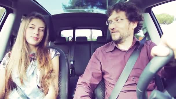 Boldog apa és lánya, mosolyogva — Stock videók
