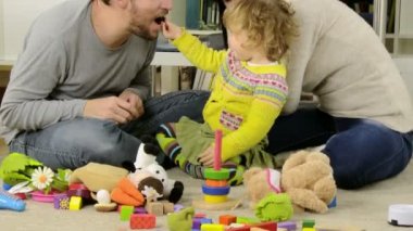 Babama çikolata veren kızım