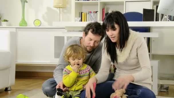 Família se divertindo em casa — Vídeo de Stock