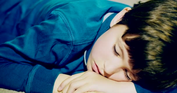 Маленький хлопчик спить — стокове відео