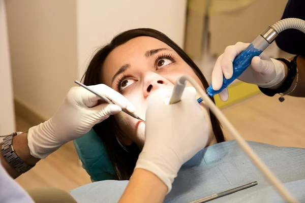 Femme obtenant chirurgie dentaire — Photo