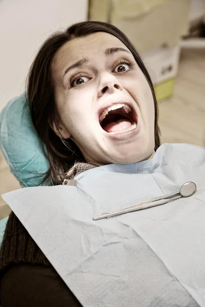 Mujer gritando asustada de dentista — Foto de Stock
