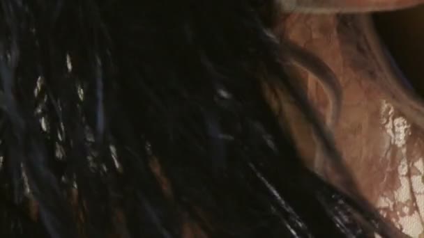 Femme se lave les cheveux — Video