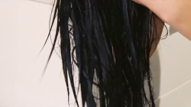 여 자가 그녀의 머리카락을 세척 — 비디오