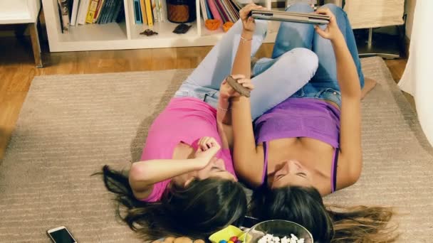 Dos mujeres jóvenes haciendo selfie — Vídeo de stock