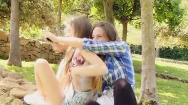 İki arkadaş arasındaki büyük bir kucaklama