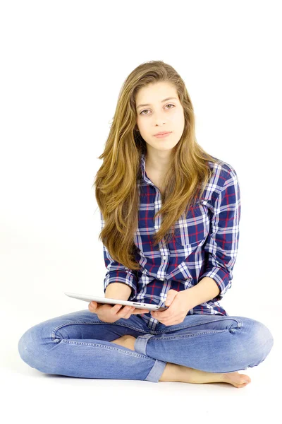 Adolescente bonito segurando tablet olhando câmera isolada — Fotografia de Stock