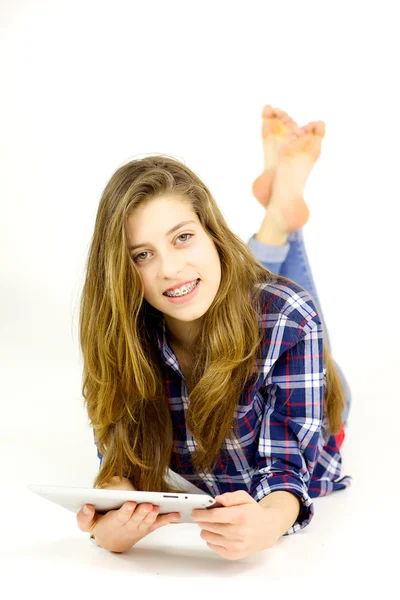Glücklicher Teenager mit Zahnspange, lächelnd Tablette in der Hand — Stockfoto